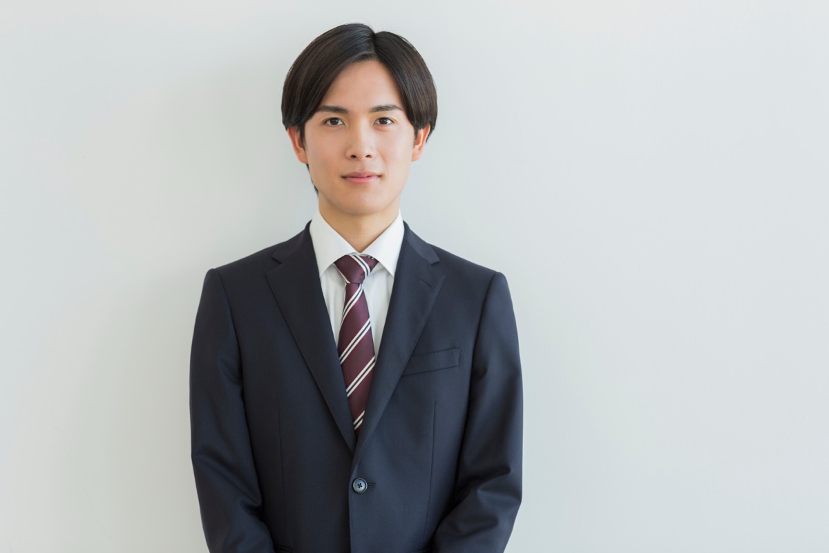 リクルートスーツを着た男性